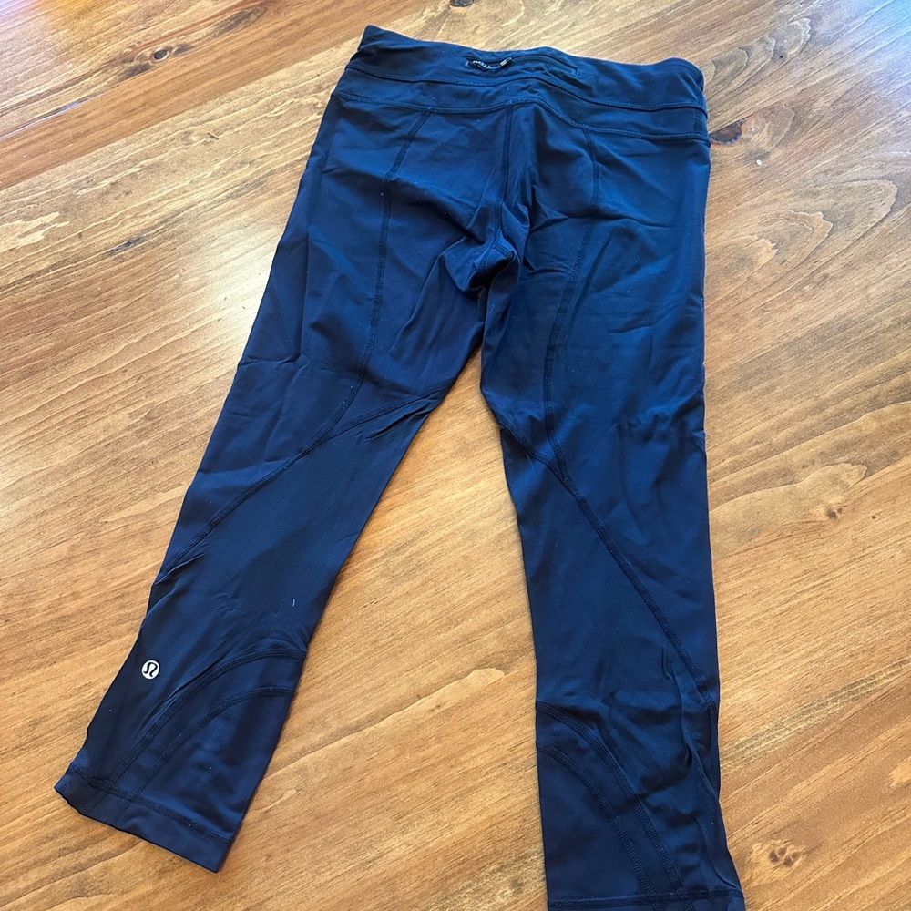 Black Lululemon cropped leggings